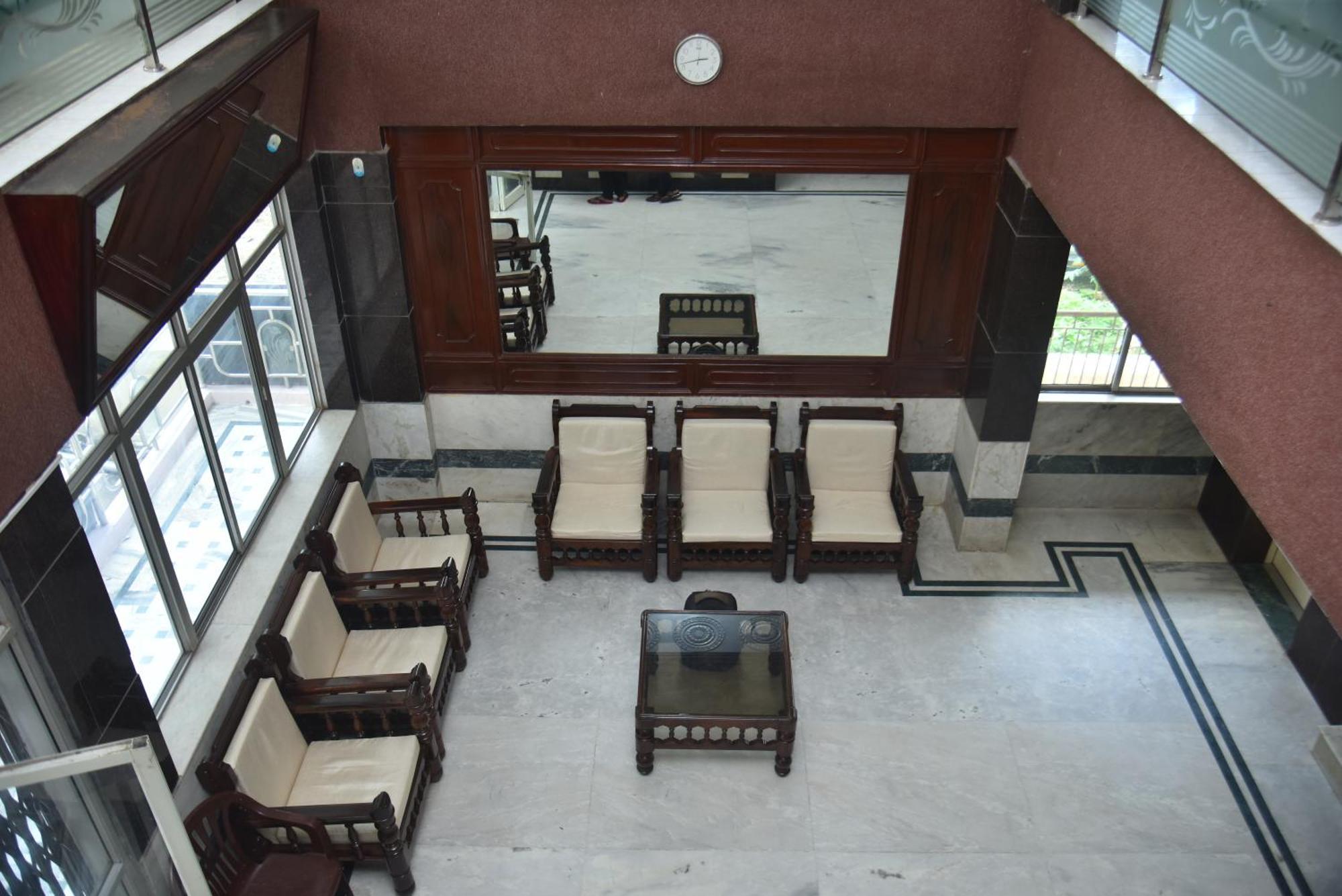 Arihanth Deluxe Lodge Shivamogga Exterior foto