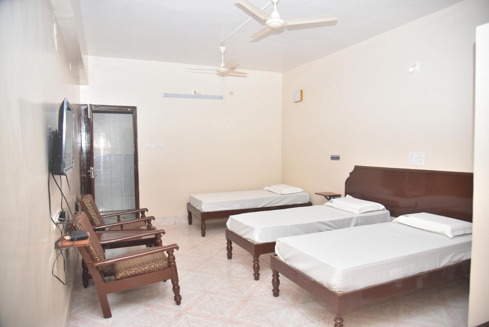 Arihanth Deluxe Lodge Shivamogga Exterior foto