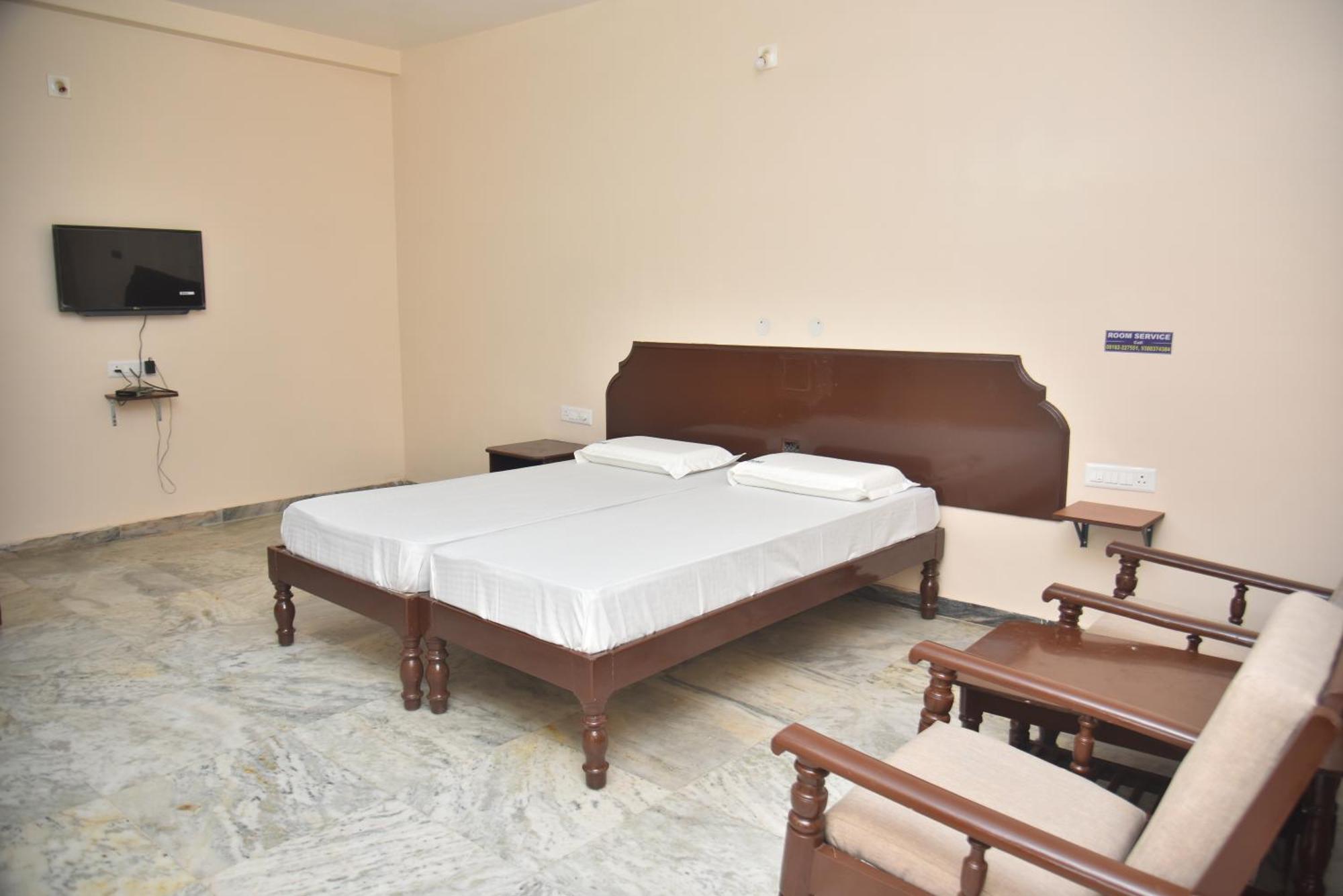 Arihanth Deluxe Lodge Shivamogga Exterior foto
